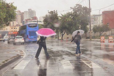  17/11/2025. Credito: Jair Amaral/EM/D.A Press. Brasil. Belo Horizonte - MG. Chuva na capital mineira.  -  (crédito:  Jair Amaral/EM/D.A Press. Brasil. Belo Horizonte - MG. Chuva na capital mineira. )