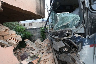 Motorista do coletivo perdeu o controle após discutir com passageiros que tentavam pular a catraca do ônibus  -  (crédito: Marcos Vieira/EM/D.A Press)