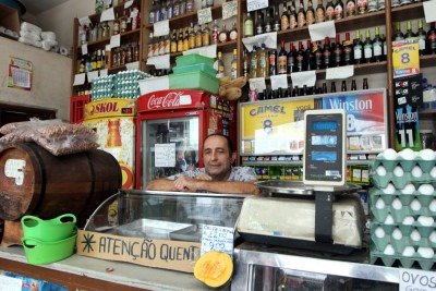 De sexta a domingo, José Quintino prepara as comidas que recheiam a estufa da Mercearia Pérola do Atlântico -  (crédito: Jair Amaral/EM/D.A Press)