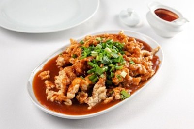 O Macau segue a tradição chinesa com pratos como o lombo frito com molho apimentado -  (crédito: Macau/Divulgação)