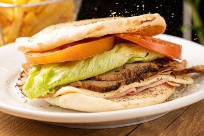 Entre os clássicos que nunca saem de moda, o beirute, sanduíche de rosbife em pão árabe -  (crédito: Victor Schwaner/Divulgação)