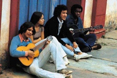 Fernando Brant, Milton Nascimento, Márcio e lô Borges, reunidos em Diamantina, em 1971. Os primórdios do movimento musical mineiro são retratados no volume 'Primeiros acordes do Clube da Esquina'  -  (crédito: Cafi/Divulgação)