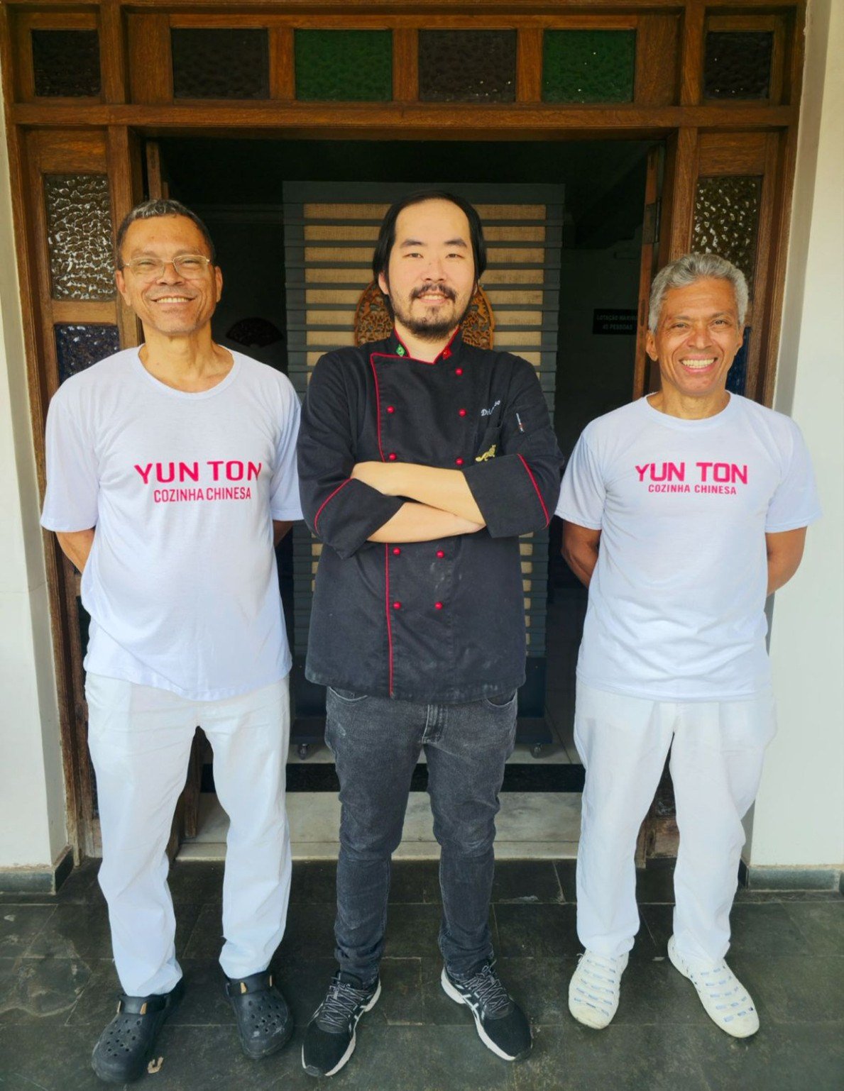 Neto do fundador, David Tso (centro) &eacute; quem comanda o Yun Ton com o apoio dos cozinheiros Ailton e Milton