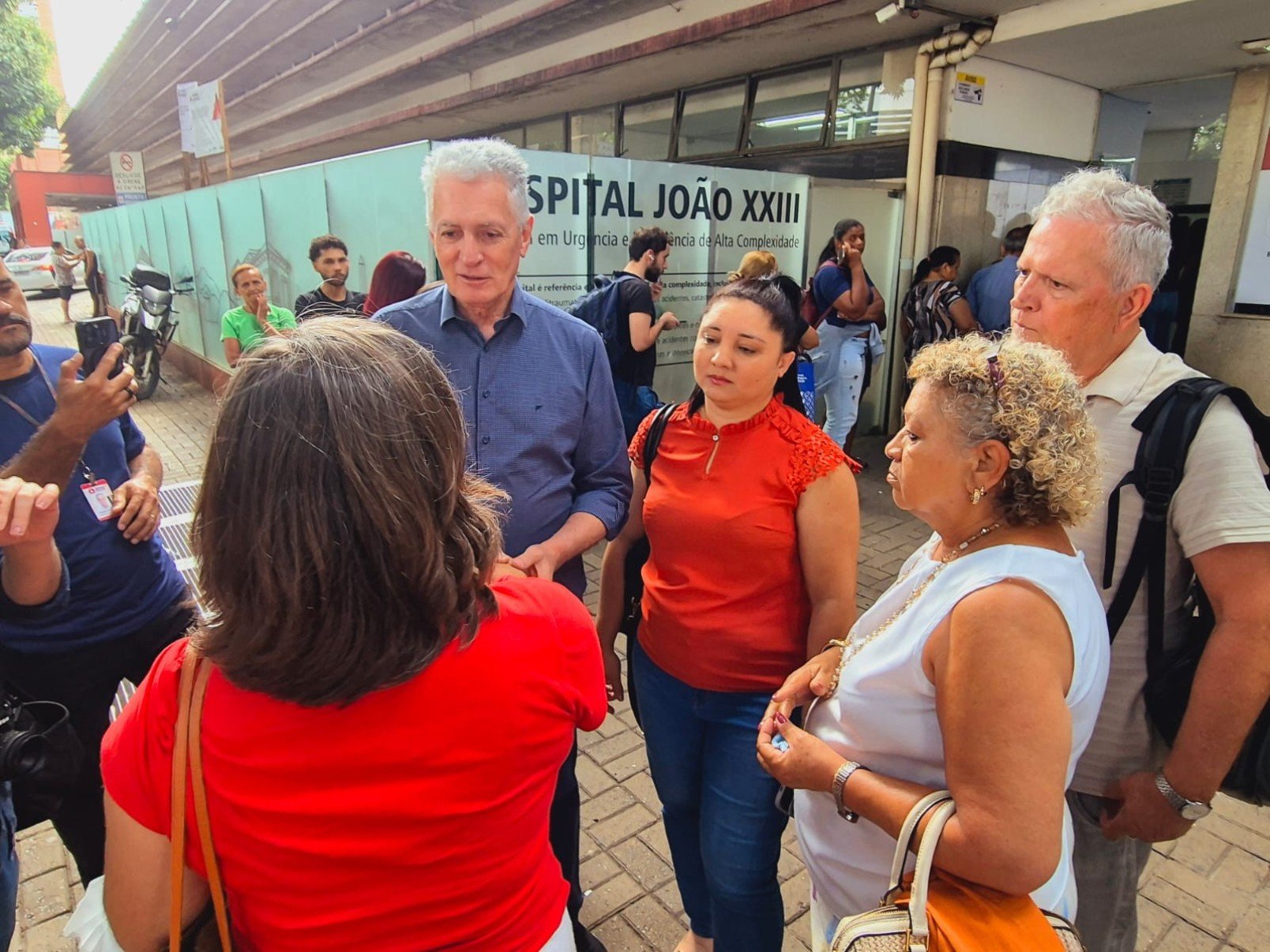 Na foto, o deputado Rogério Correia, a presidente do Sind-Saúde, Neuza Freitas e representantes da categoria