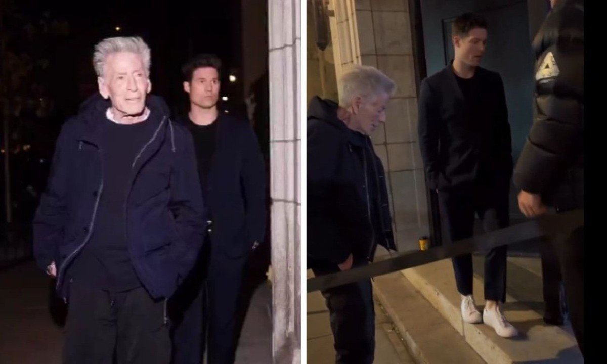 Estilista Calvin Klein quase cai em evento e atitude de namorado viraliza - Reprodu&ccedil;&atilde;o