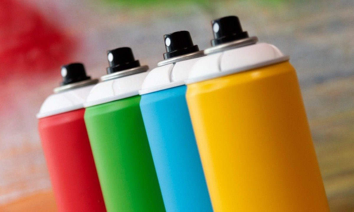 Tintas e sprays para cabelo infantil são seguros? - FreePik