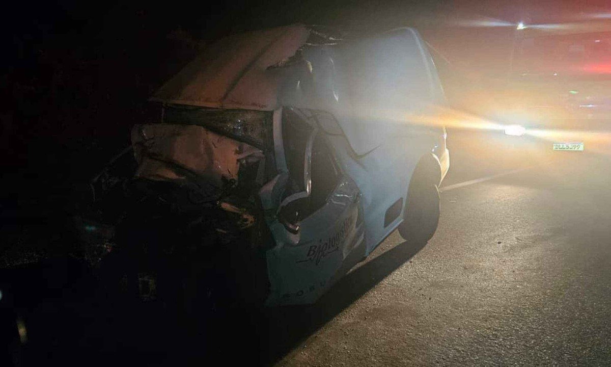 Frente da caminhonete ficou destru&iacute;da com o impacto na traseira da carreta