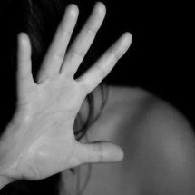 Homem esfaqueia companheira 20 vezes na frente do filho de 9 anos - Rawpixel/Reprodução