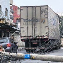 Carreta derruba postes e complica trânsito em Contagem - Corpo de Bombeiros/Reprodução