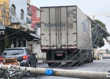 Carreta derruba postes e complica trânsito no bairro Glória, em Contagem (MG) -  (crédito: Corpo de Bombeiros/Reprodução)