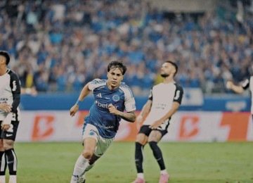 Goleada por 3 a 0 sobre o Timão, no Mineirão, garantiu ao Cruzeiro, de Kaio Jorge, vaga na fase de grupos da Copa Libertadores de 2026 -  (crédito: Alexandre Guzanhe/EM/D.A. Press)