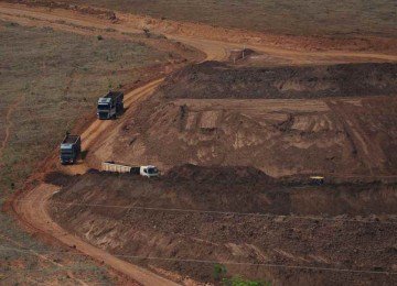 Transporte de rejeitos de minério para área de voçoroca desperta questionamento -  (crédito: Alexandre Guzanshe/EM/D.A Press)