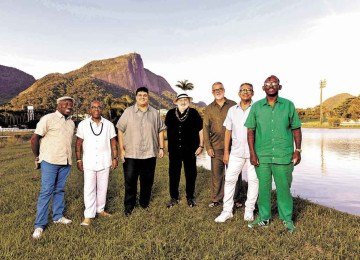 Moacyr Luz (ao centro) e integrantes do Samba do Trabalhador comemoram duas décadas da tradicional roda carioca, com participações de Pedro Luís, Joyce Moreno e Marina Íris -  (crédito: Leo Aversa/Divulgação)