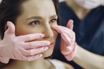 Septoplastia melhora a respiração, reduz crises de sinusite e cefaleia, corrige pequenas alterações externas do nariz e ajuda a prevenir deformidades futuras -  (crédito: Freepik)