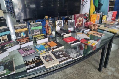 Exposiçao na Unimontes reúne livros sobre a história e a cultura negra -  (crédito: Luiz Ribeiro/EM/DA Press)