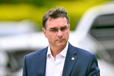 Flávio Bolsonaro (PL-RJ) visitou o pai nesta terça-feira (25/11) -  (crédito: Evaristo Sa / AFP)