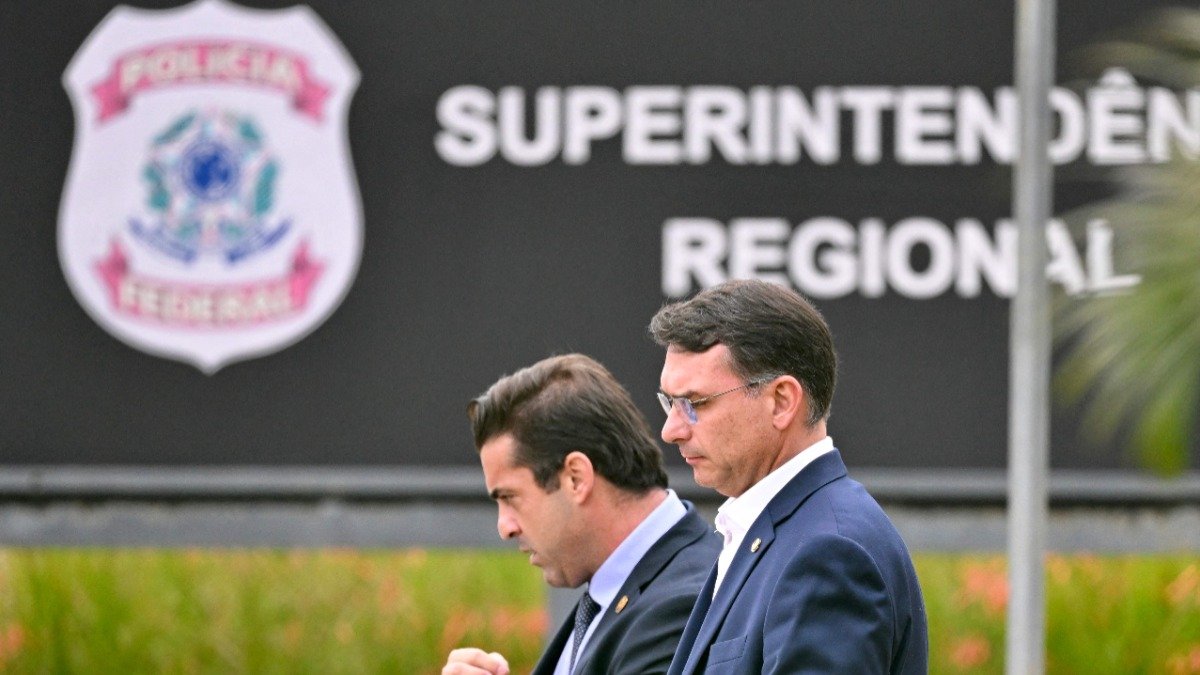 Saiba qual livro Flávio Bolsonaro apresentou em visita ao pai na prisão - Evaristo S&aacute;/AFP