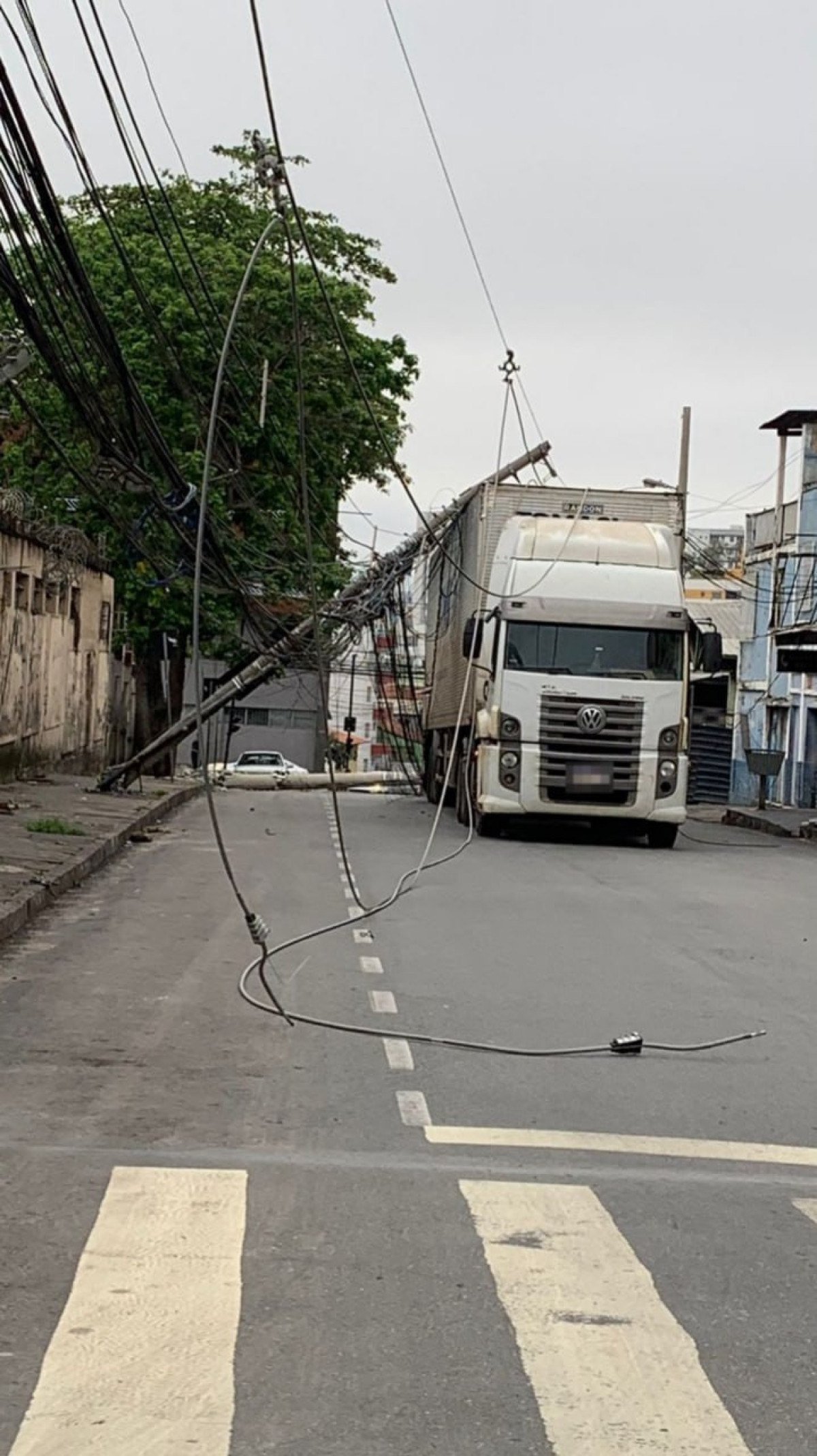 O motorista da carreta permaneceu dentro do ve&iacute;culo devido ao risco de choque el&eacute;trico