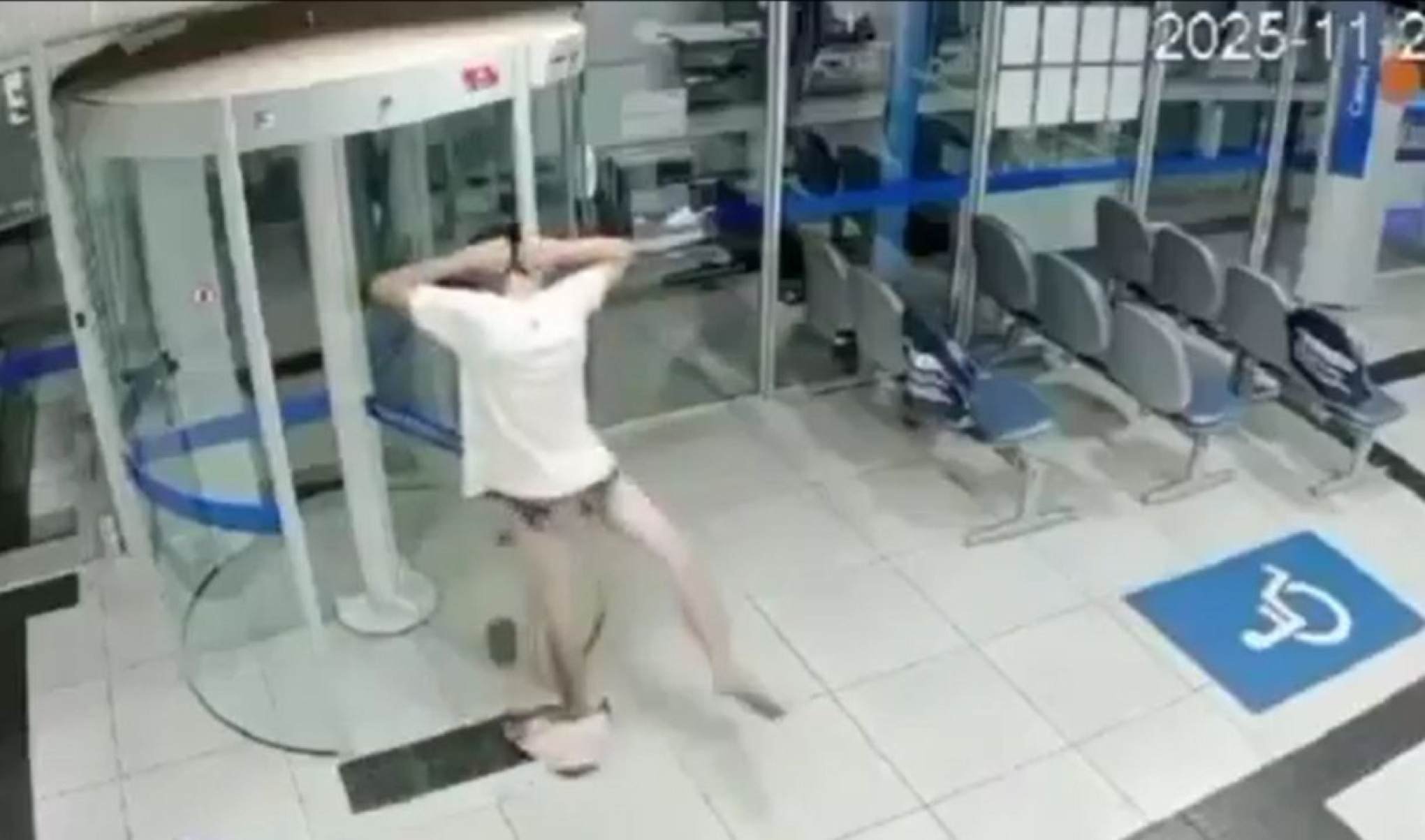Rapaz fica só de cueca ao tentar roubar agência bancária em Minas