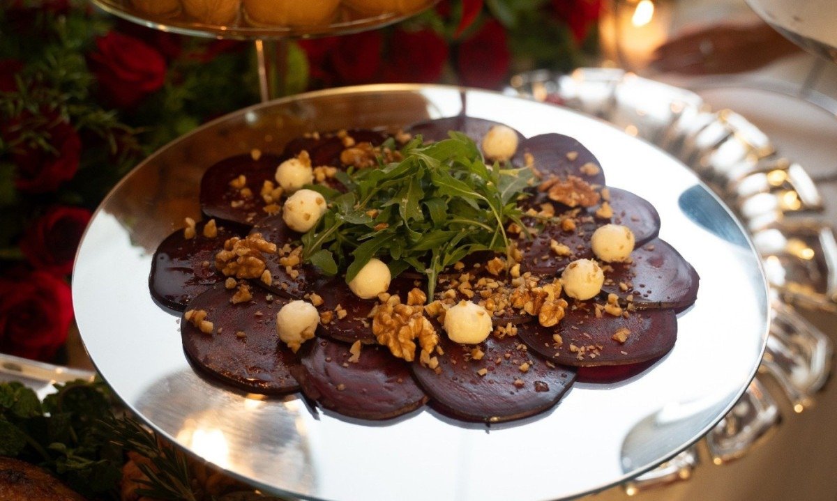 Carpaccio de beterrabas maceradas com queijo feta e r&uacute;cula (Le Haim)