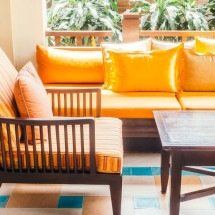 Adeus, neutros: móveis coloridos são a aposta de decoração para 2026