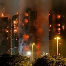 Vídeo: incêndio atinge conjunto residencial de Hong Kong e deixa mortos - YAN ZHAO / AFP