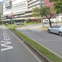 Mulher tem perna esmagada ao ser atropelada por ônibus em BH - Reprodução/Google Street View