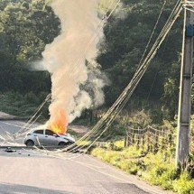 Veículo derruba poste e moradores de Santa Luzia estão sem energia elétrica - Divulgação / Corpo de Bombeiros