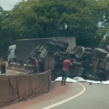 BR-381: caminhão tomba e interdita via na Grande BH - Reprodução/Redes Sociais