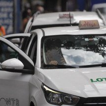 Serviço de táxi-lotação pode deixar de existir na Av. do Contorno - Gladyston Rodrigues/EM/D.A Press. Brasil. Belo Horizonte - MG