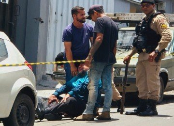 Pai do homem eletrocutado vai ao desespero ao ver o corpo do filho, caído -  (crédito: Jair Amaral/EM/D. A. Press)