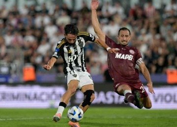 O atacante atleticano Biel tenta finalização acossado pelo zagueiro Izquierdoz, do Lanús-ARG, durante a final da Copa Sul-Americana -  (crédito: Juan MABROMATA/AFP)