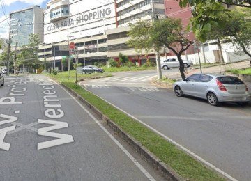 O motorista do coletivo não teria percebido o atropelamento e deixou a via após o impacto -  (crédito: Reprodução/Google Street View)