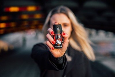 Mulher lança spray de pimenta na direção da câmera; imagem meramente ilustrativa -  (crédito: Björn Hansson/Wikimedia/Agência Senado)