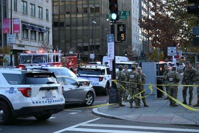 Soldados da Guarda Nacional se reúnem perto da cena do crime após um tiroteio no centro de Washington, DC, em 26 de novembro de 2025.A polícia disse que deteve um suspeito do atentado -  (crédito:  DREW ANGERER / AFP)