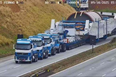 A carreta superdimensionada tem mais de 123 metros de comprimento e aproximadamente 600 toneladas -  (crédito: PMRv/Reprodução)