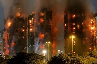 Pelo menos quatro pessoas morreram em incêndio em conjunto habitacional -  (crédito: YAN ZHAO / AFP)