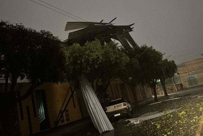 Chuva destelha faculdade em Aimorés, no Vale do Rio Doce (MG) -  (crédito: Defesa Civil Aimorés/Divulgação)