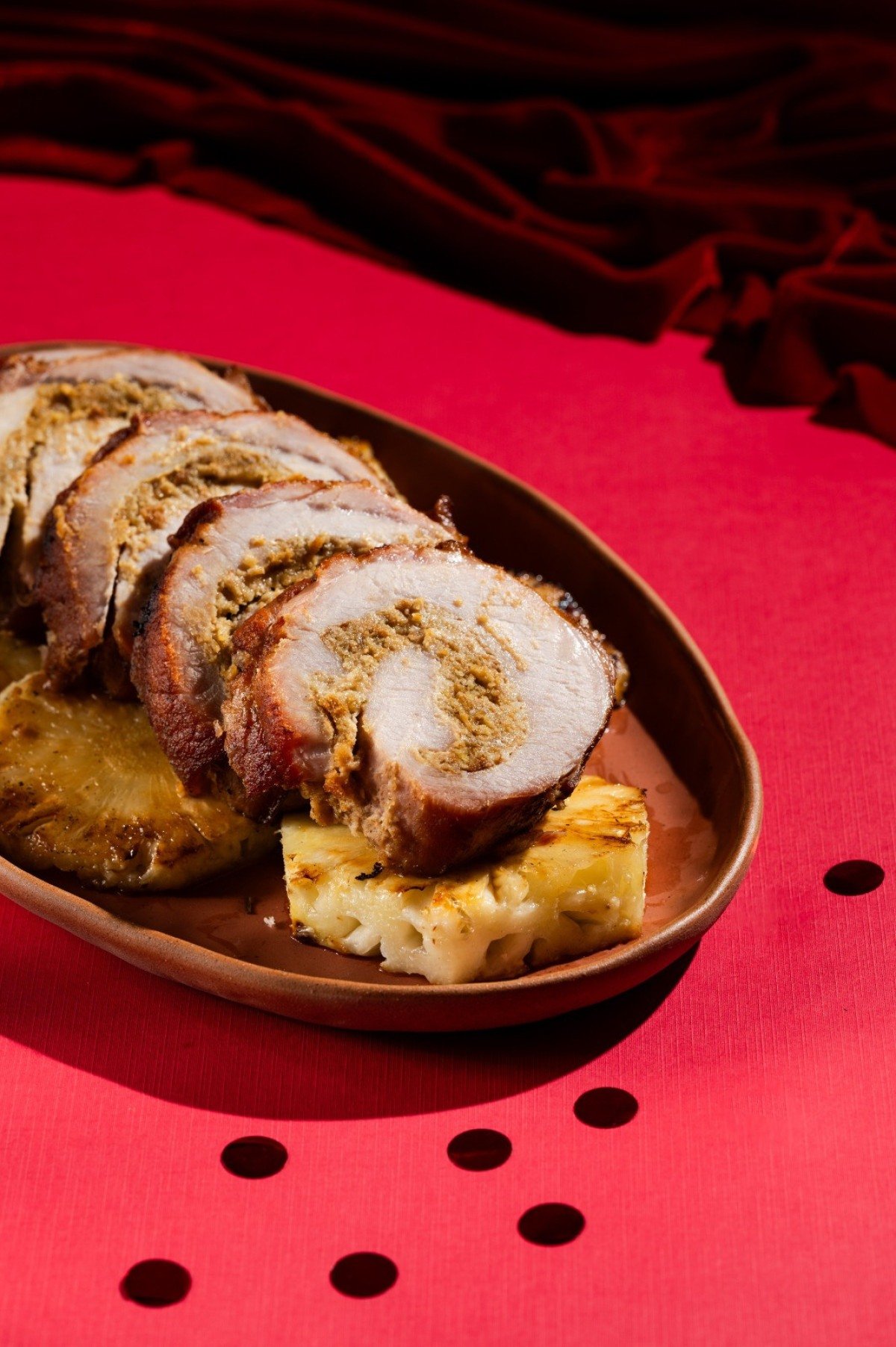 Lombo recheado com farofa de provolone com manjeric&atilde;o e molho de abacaxi grelhado (A Chef Art of Catering)