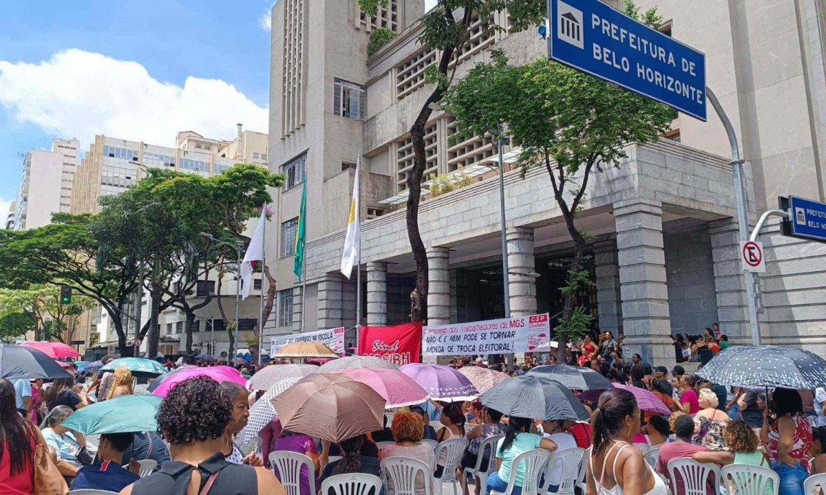 Servidores da educação fazem manifestação em frente à PBH nesta quinta (27)