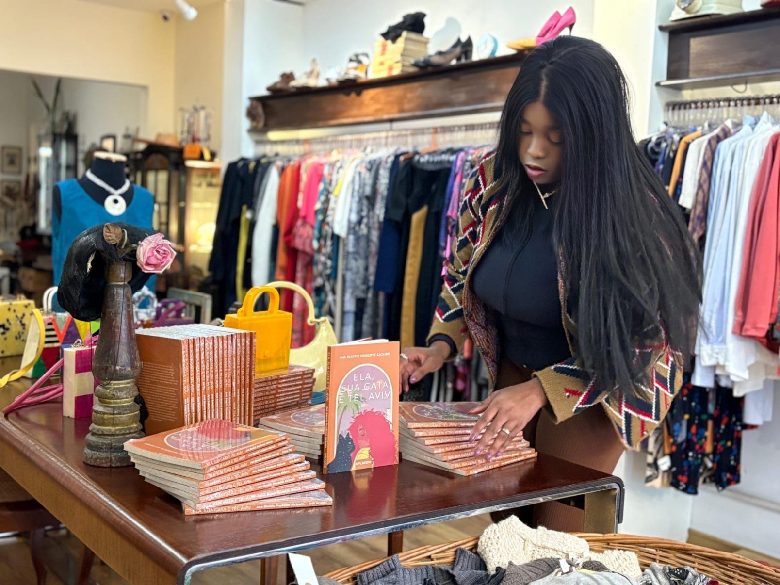 Autora celebra o livro físico na era das conexões virtuais - DINO