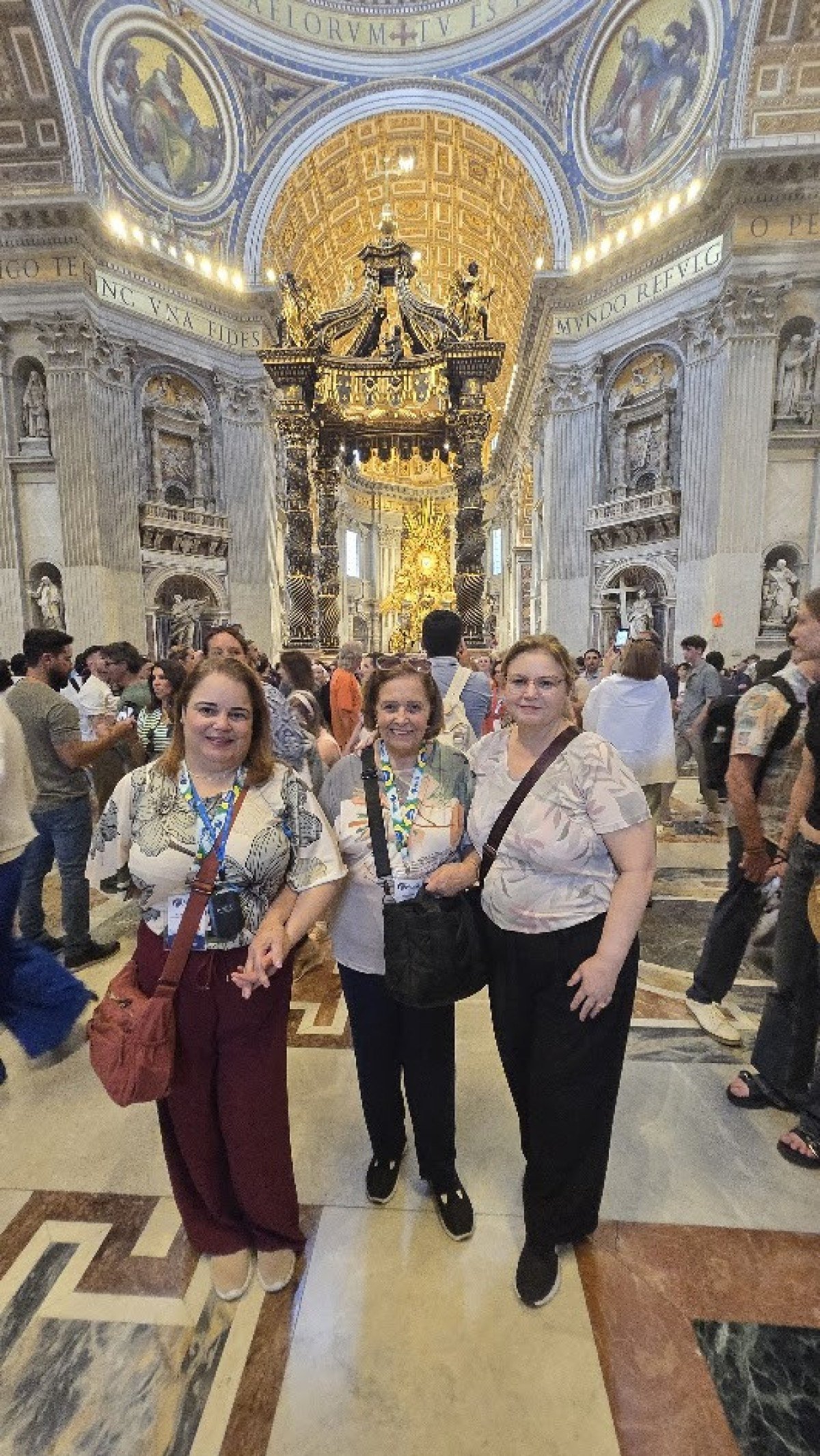 A mineira Marciana Alvarenga, de Nova Era, levou a filhas Claudinéia e Margareth na viagem à Europa-Carlos Altman/EM