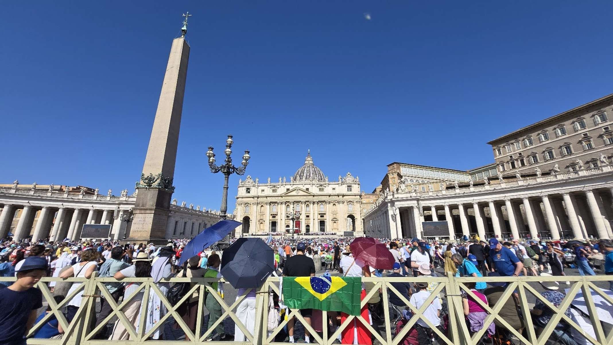 Brasileiros foram ver de perto o novo papa Le&atilde;o XIV, na missa dominical na Pra&ccedil;a de S&atilde;o Pedro, no Vaticano-Carlos Altman/EM