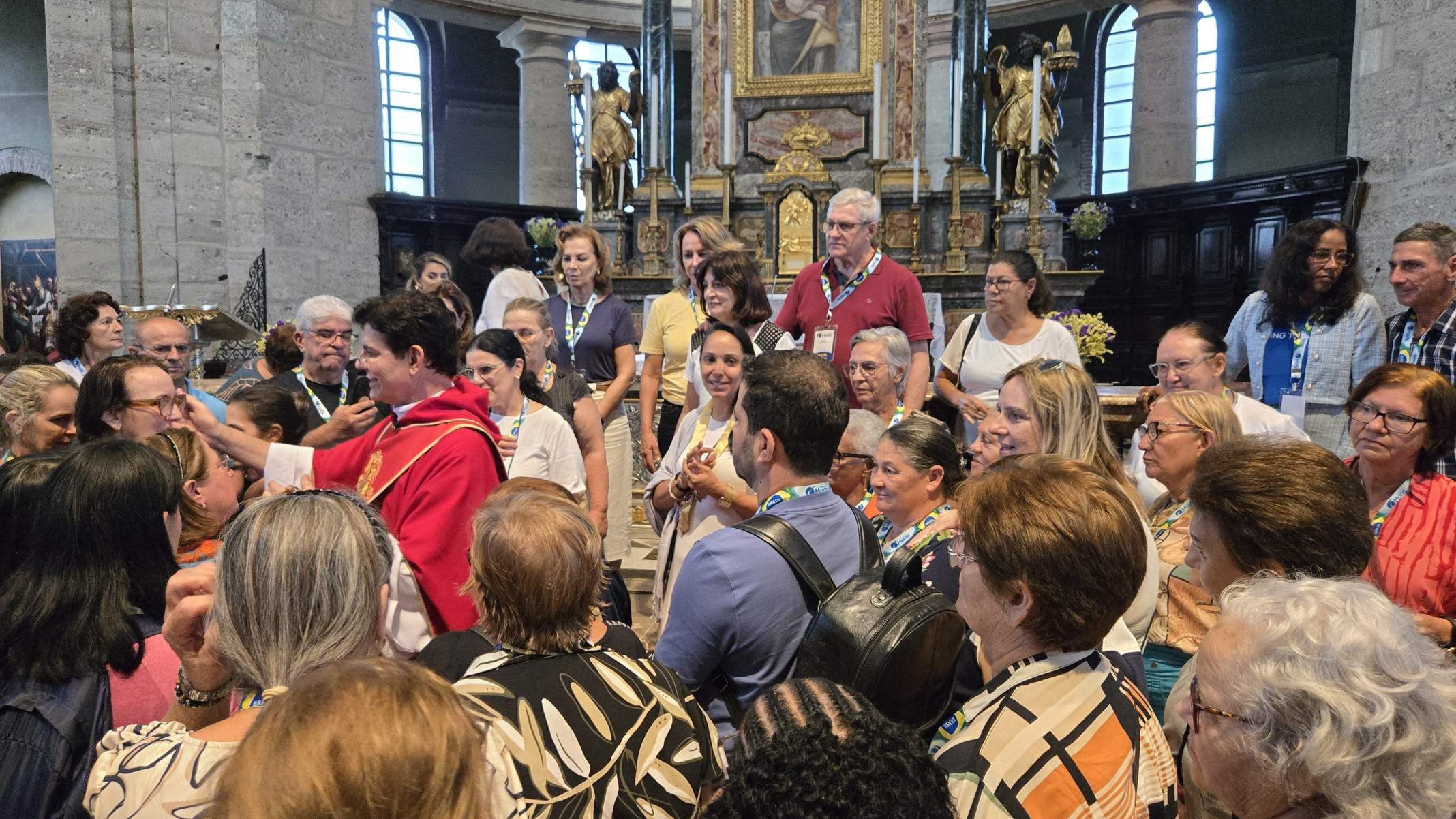 Na Bas&iacute;lica da sant&iacute;ssima Trindade, em Floren&ccedil;a (It&aacute;lia), Padre Reginaldo Manzotti &eacute; rodeado pelos peregrinos brasileiros-Carlos Altman/EM