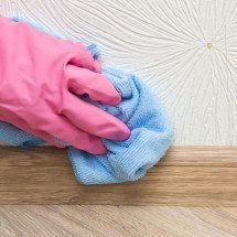 Rodapé sem poeira por mais tempo: o truque do lenço amaciante - FotoDuets de Getty Images Pro
