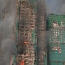 Em meio à crise habitacional, edifício com 4.800 moradores pega fogo em Hong Kong - Reprodução de vídeo TV Globo 