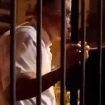 Vídeo: padre impede vigília pró-Bolsonaro após proibição de arcebispo