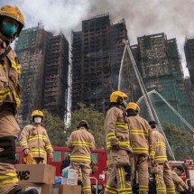 Hong Kong procura centenas de desaparecidos após incêndio que deixou 55 mortos - DALE DE LA REY / AFP