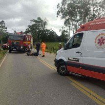 Motociclista sofre traumatismo craniano ao colidir com caminhão em MG - Corpo de Bombeiros/Reprodução