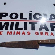 Suspeito é preso com faca ao tirar ex do trabalho por ter "muitos homens" - PMMG/Reprodução